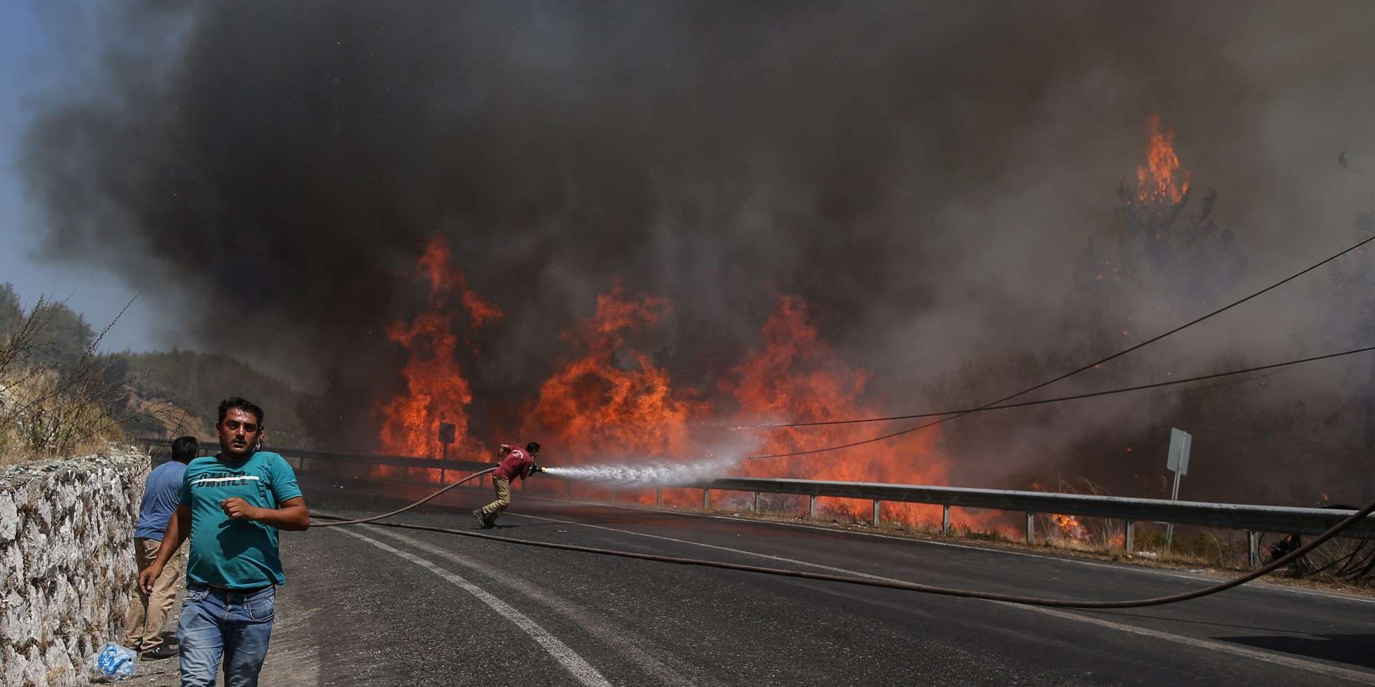 Μάχη με τις φλόγες δίνουν οι πυροσβέστες στην Τουρκία