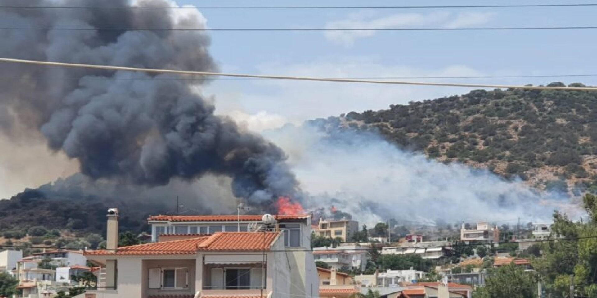 Πυροσβέστες σε κατάσβεση πυρκαγιάς