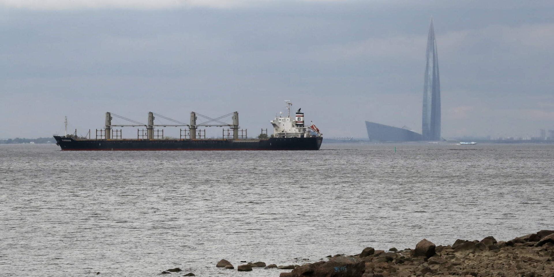 Γκαζάδικο στη Ρωσία με φόντο τα κεντρικά της Gazprom
