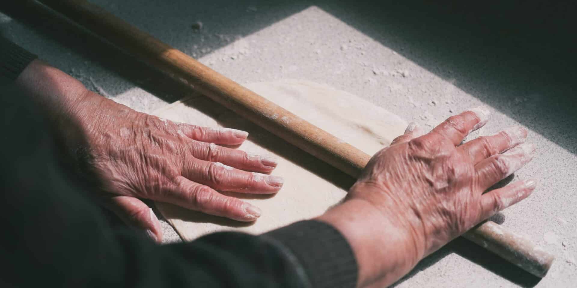 Γιαγιά ανοίγει φύλλο για πίτα