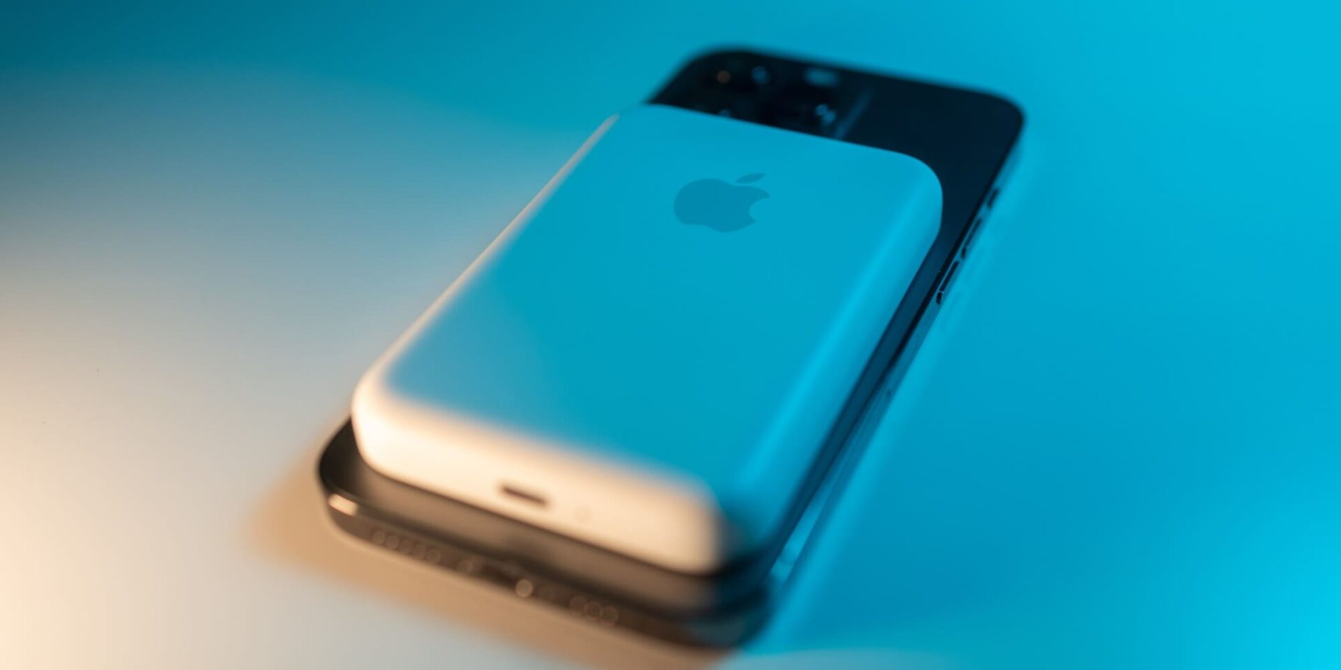 Ένα iPhone με εξωτερική μπαταρία