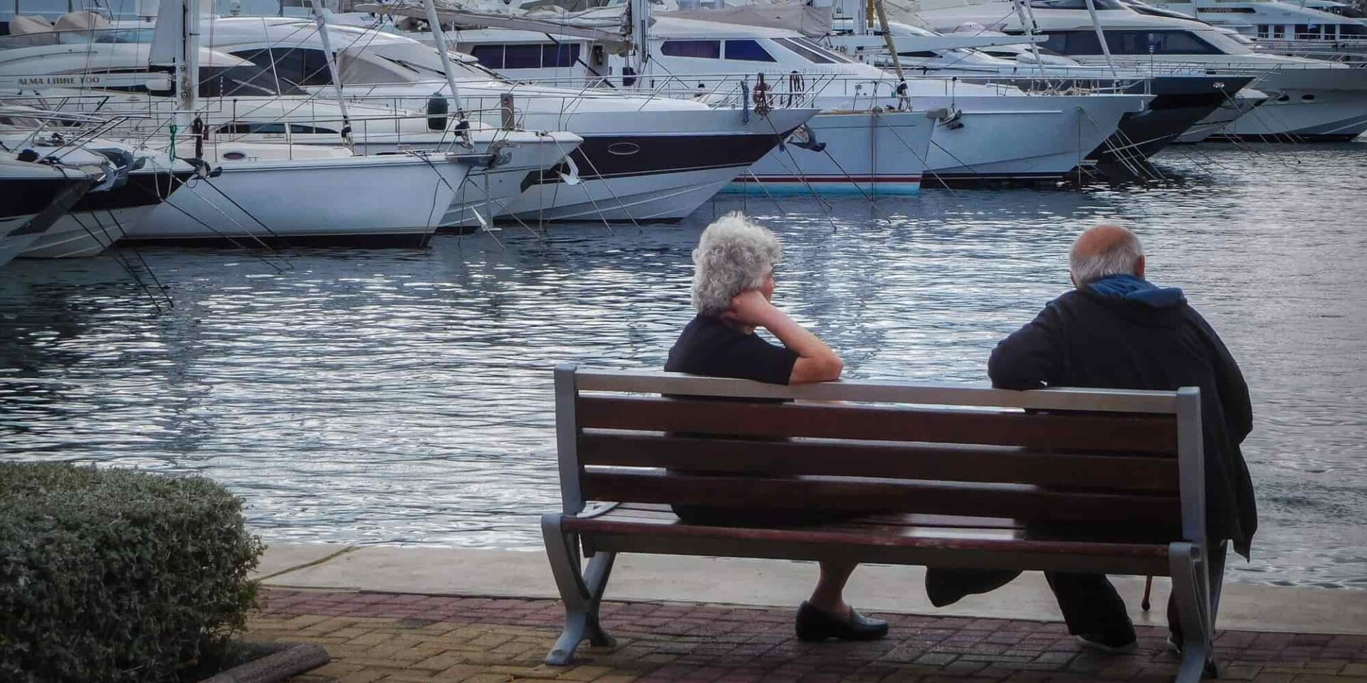Δύο ηλικιωμένοι σε παγκάκι