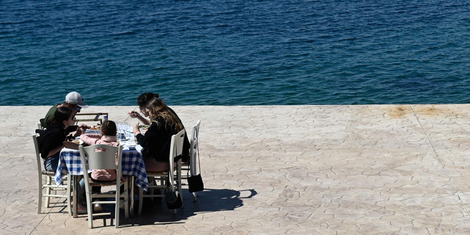 Καλοκαιρινός καιρός και ταβερνάκι στην άκρη στη θάλασσα