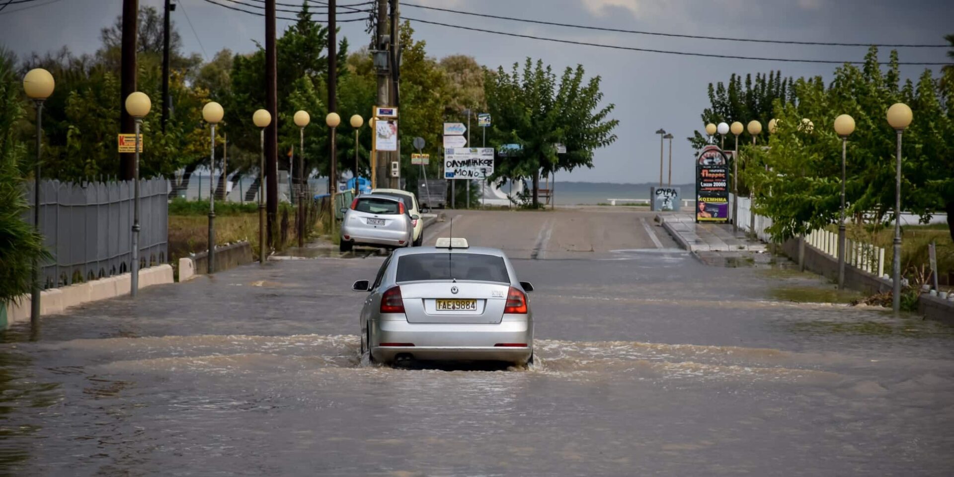 Δρόμοι έγιναν ποτάμια εξαιτίας της κακοκαιρίας