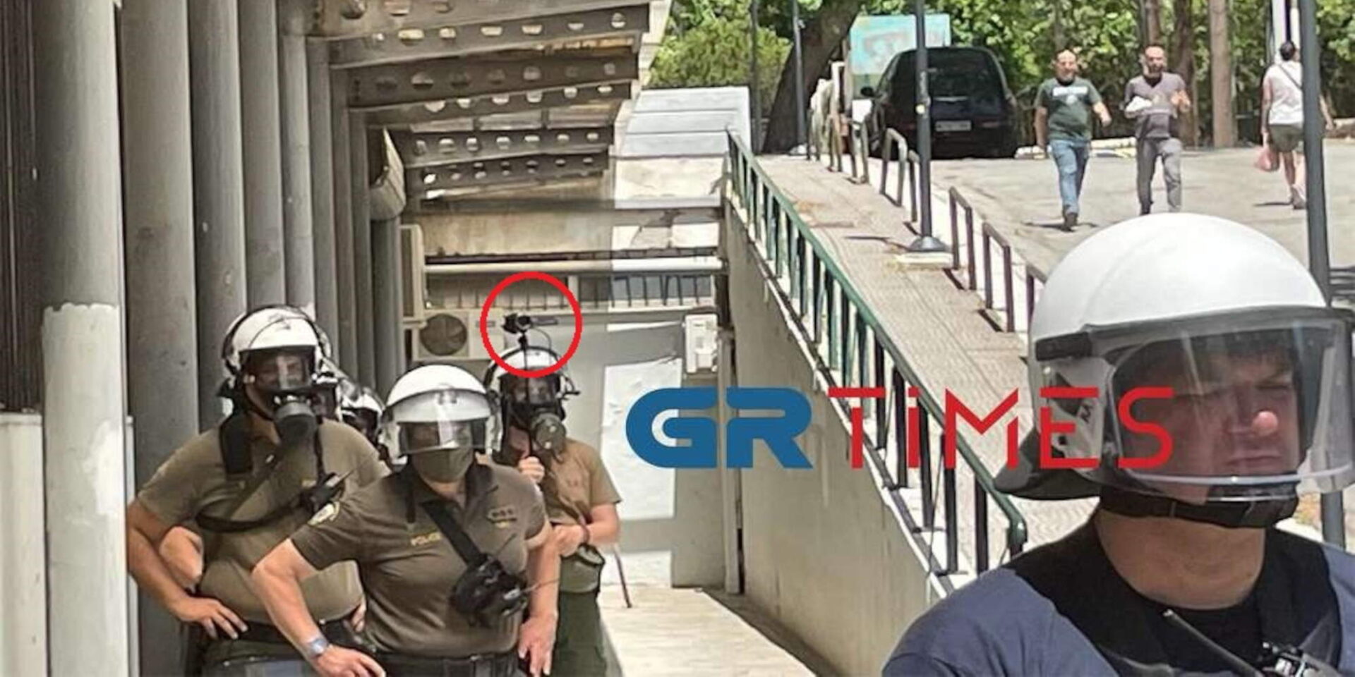Κάμερες στις τάξεις των αστυνομικών έξω από το ΑΠΘ