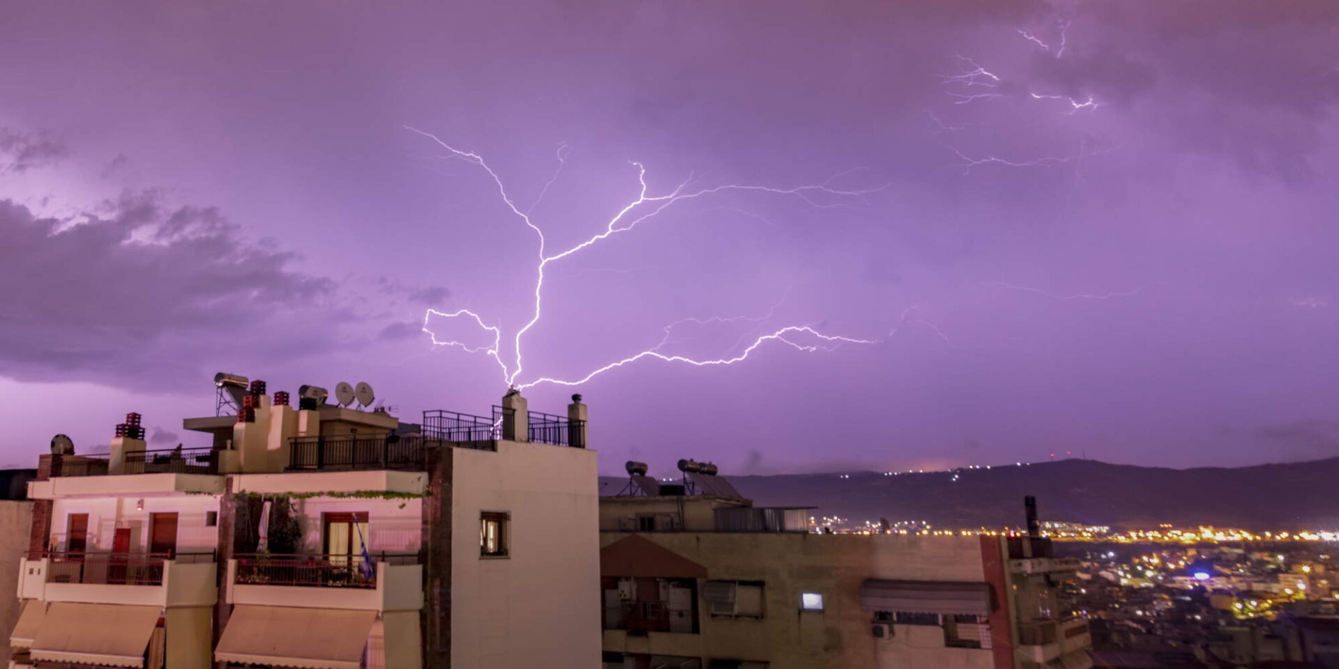 Κεραυνοί πάνω από την Αττική από την κακοκαιρία Genesis