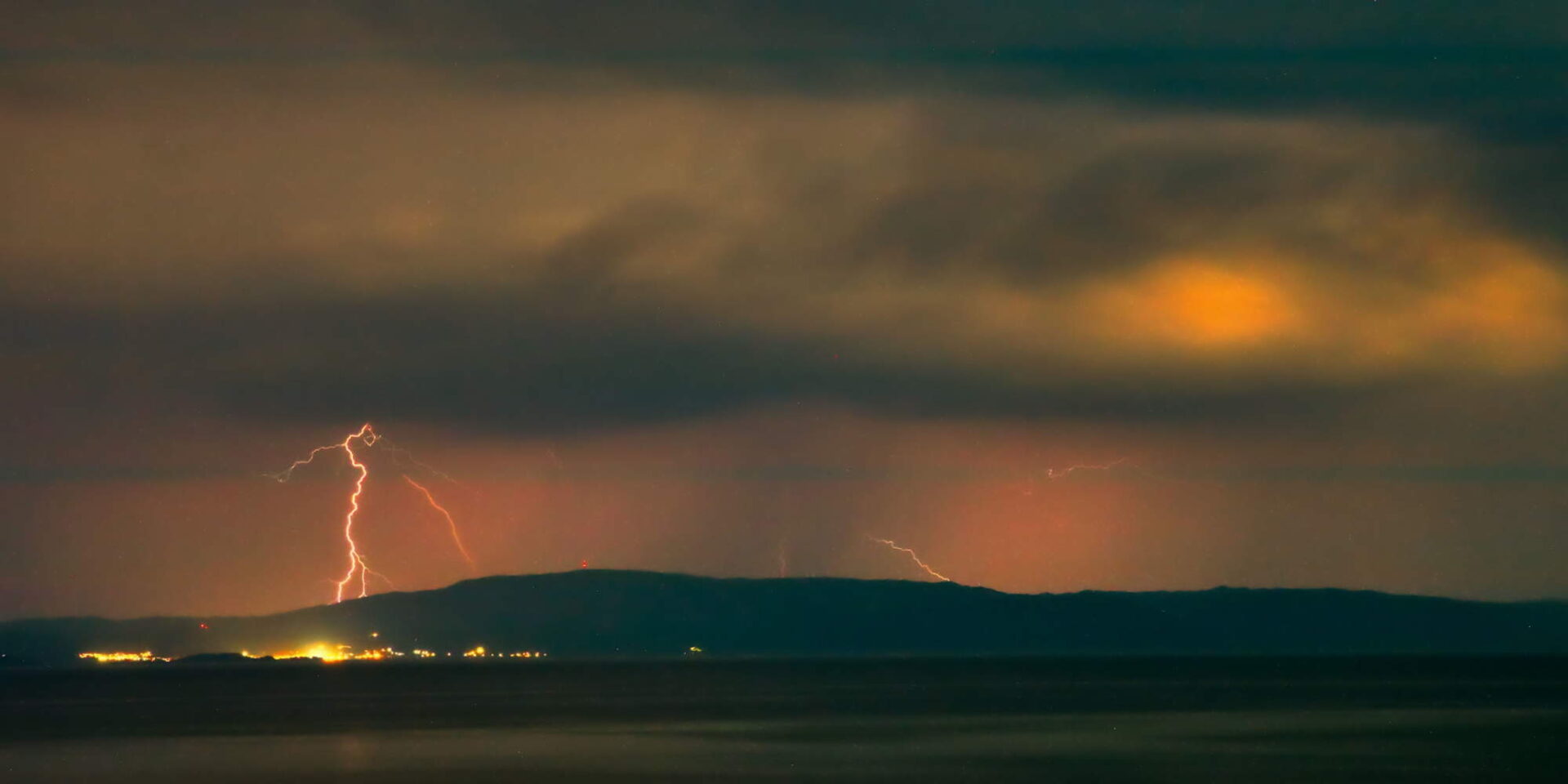 Εντυπωσιακό στιγμιότυπο κεραυνού στον ορίζοντα κατά τη διάρκεια κακοκαιρίας