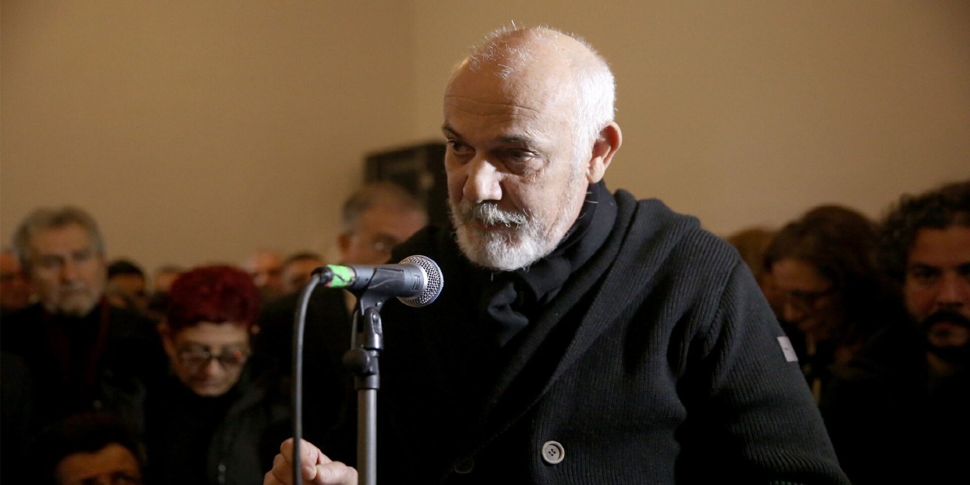 Ο ηθοποιός Γιώργος Κιμούλης μιλά σε μικρόφωνο