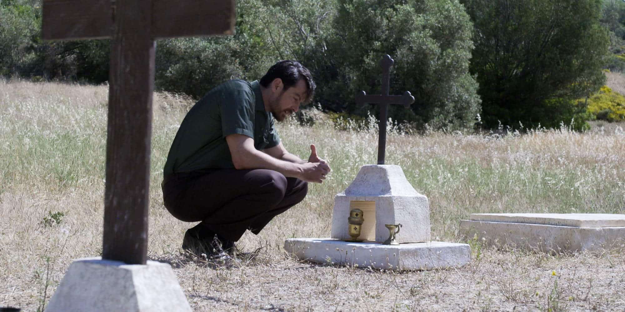 Ο Κωνσταντής στο μνήμα του Γιάννου σε στιγμιότυπο από τη σειρά «Άγριες Μέλισσες»