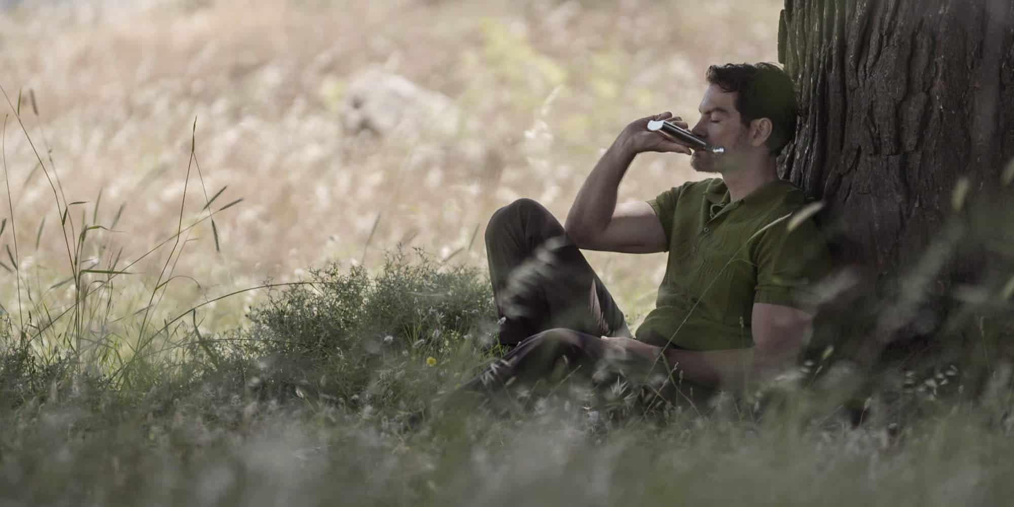 Ο Κωνσταντής πίνει στην εξοχή σε σκηνή από τα νέα επεισόδια της σειράς «Άγριες Μέλισσες»