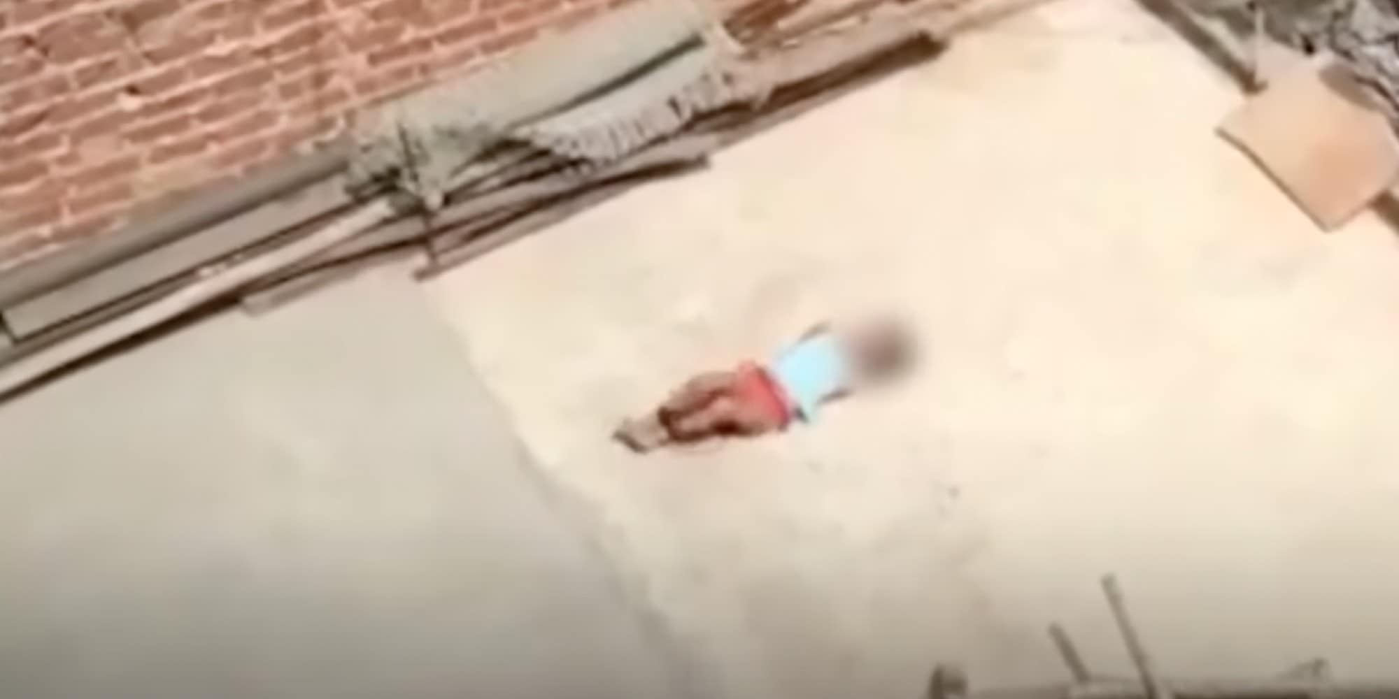 Μητέρα άφησε την 5χρονη κόρη της δεμένη σε ταράτσα στον ήλιο στην Ινδία