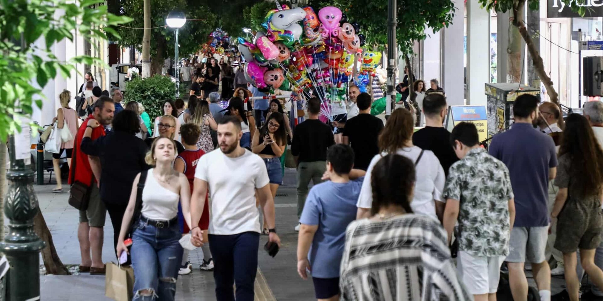 Κόσμος που κάνει βόλτες