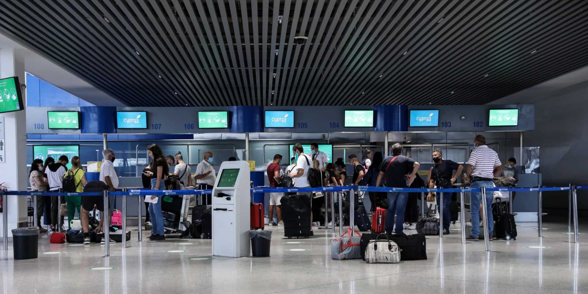 Τουρίστες στο αεροδρόμιο «Ελ. Βενιζέλος»