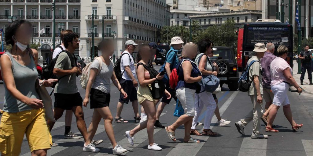 Κόσμος στην πλατεία Συντάγματος στην Αθήνα