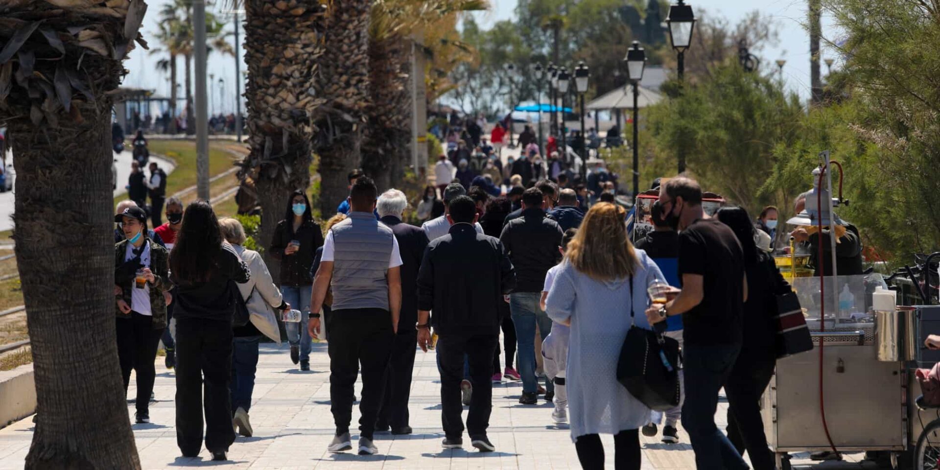 Κόσμος κάνει βόλτα στον Φλοίσβο