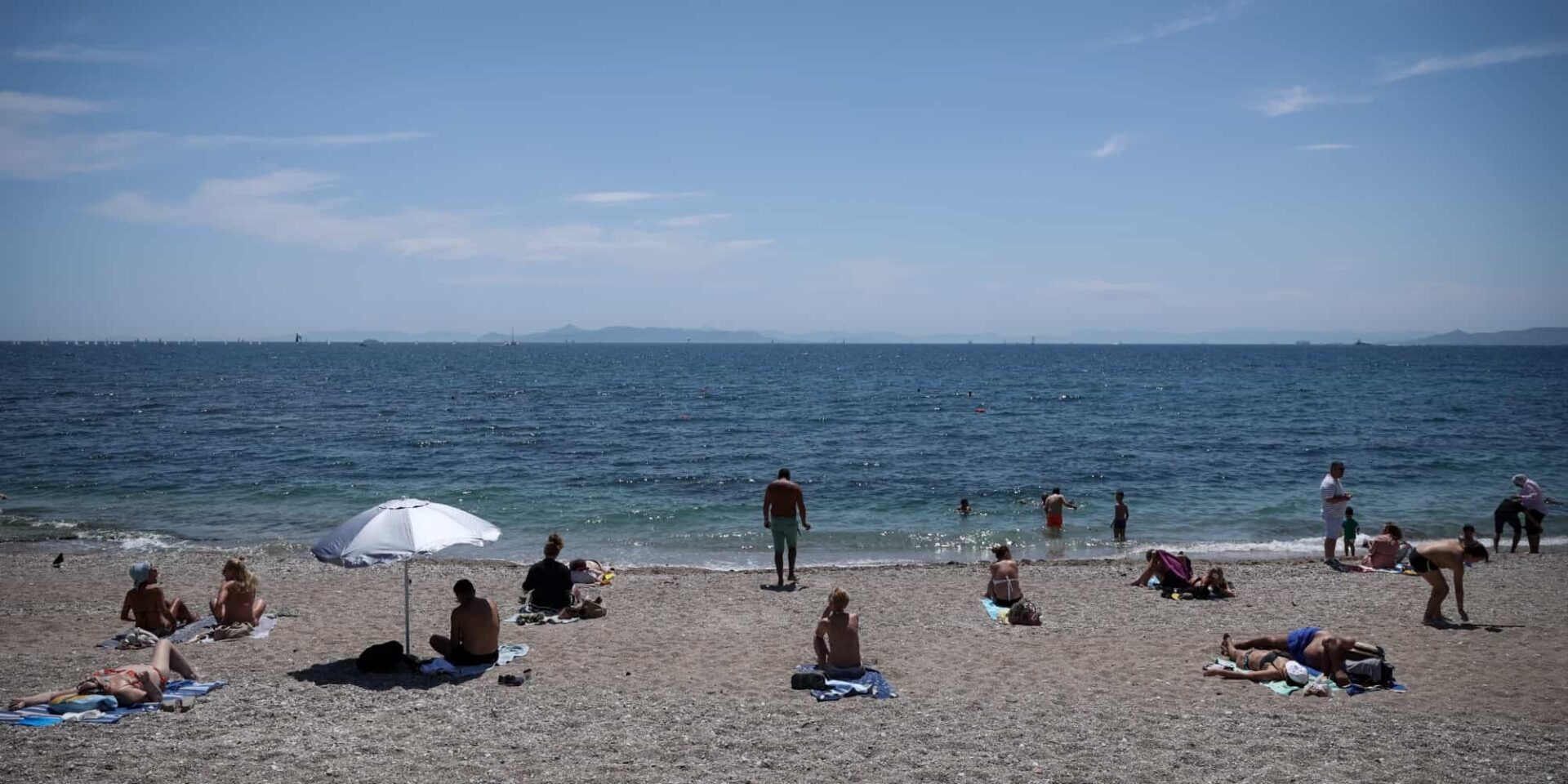 Κόσμος στην παραλία του Φλοίσβου