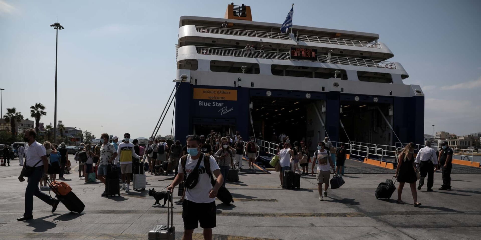 Κόσμος στο λιμάνι του Πειραιά