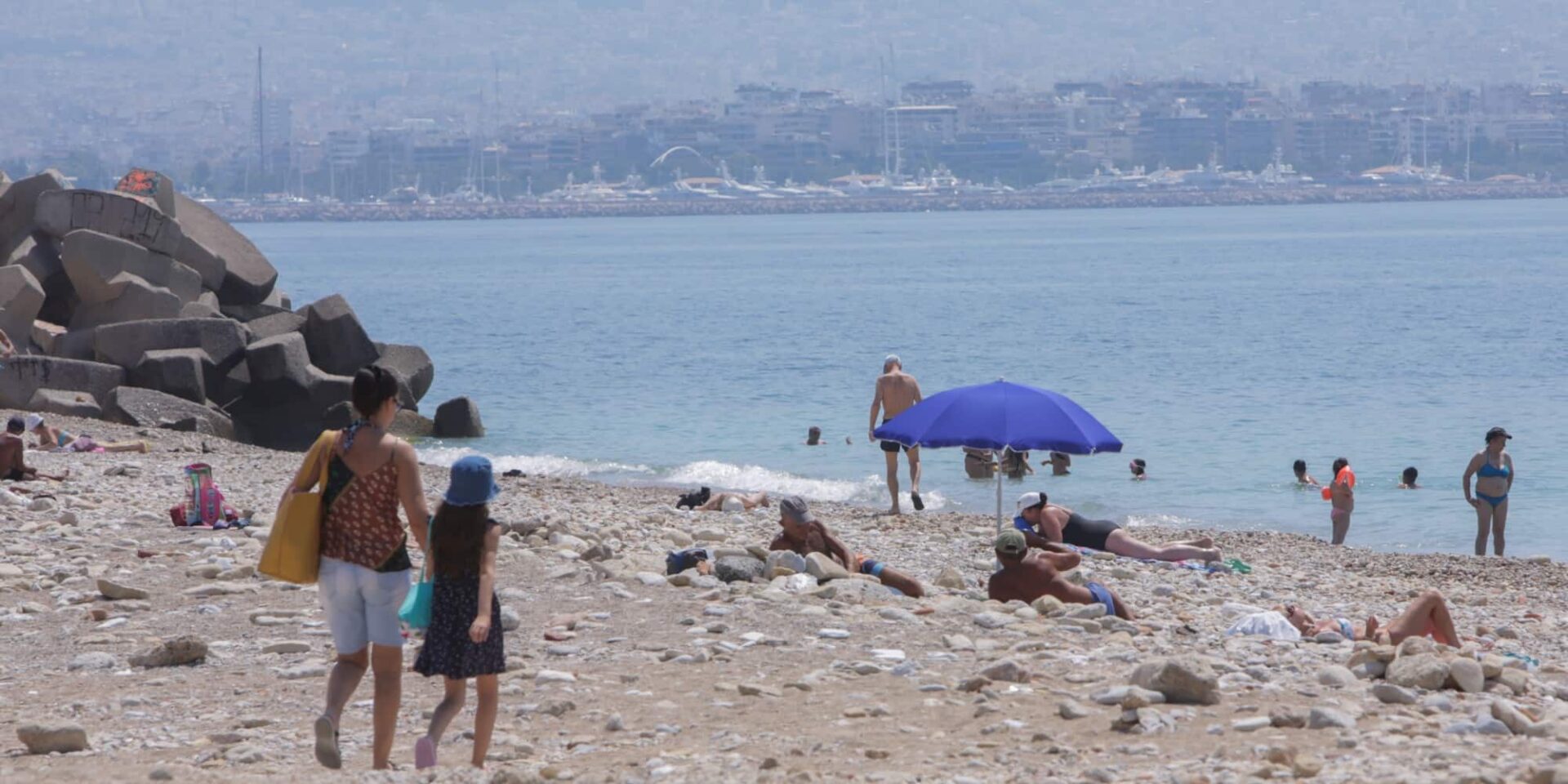Κόσμος στην παραλία