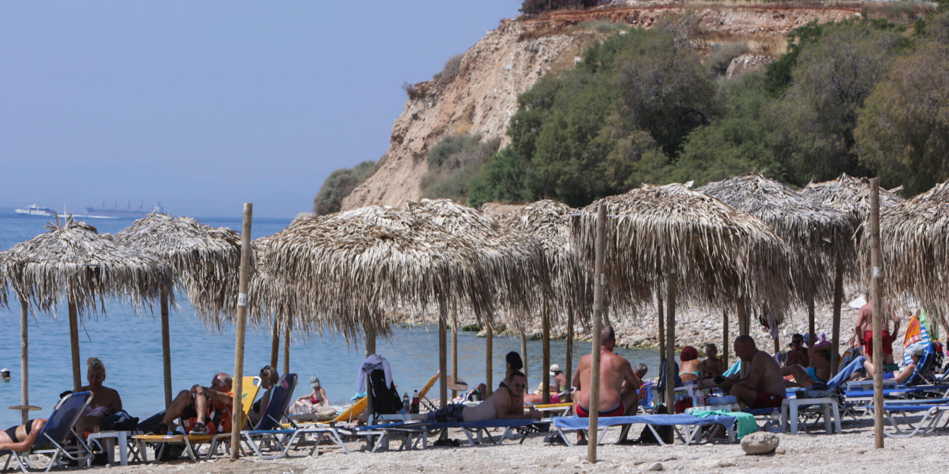 Κόσμος στην θάλασσα του Πειραιά