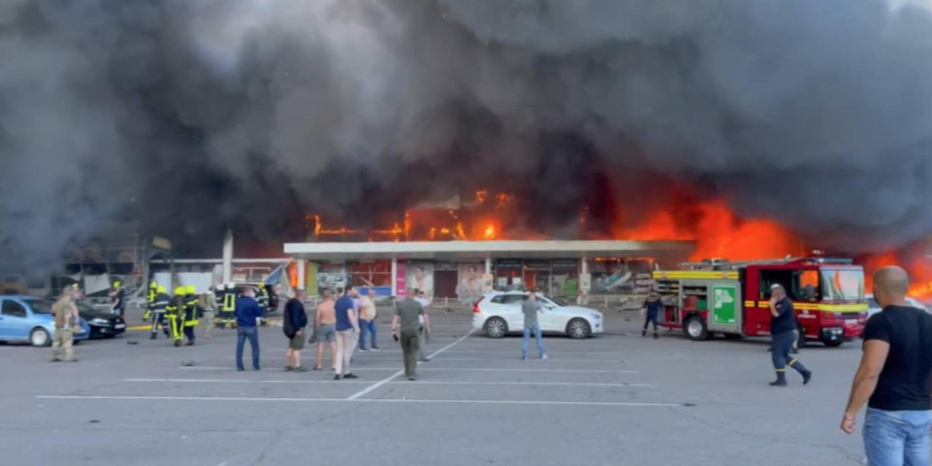 Ρωσικοί πύραυλοι έπληξαν εμπορικό κέντρο στην πόλη Κρεμεντσούκ στην κεντρική Ουκρανία