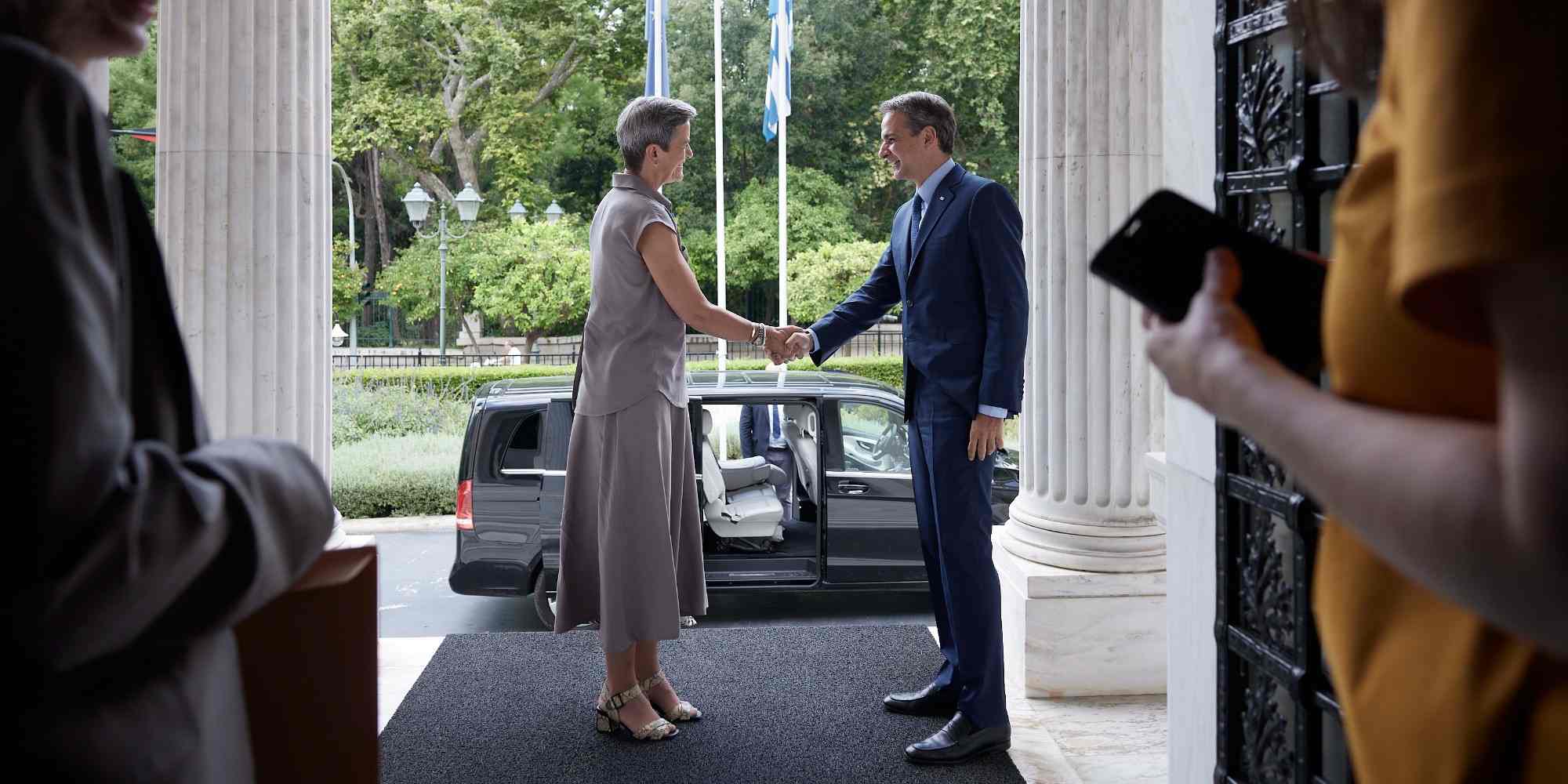 O πρωθυπουργός Κυριάκος Μητσοτάκης με την εκτελεστική αντιπρόεδρο της Ευρωπαϊκής Επιτροπής Μαργκρέτε Βεστάγκερ