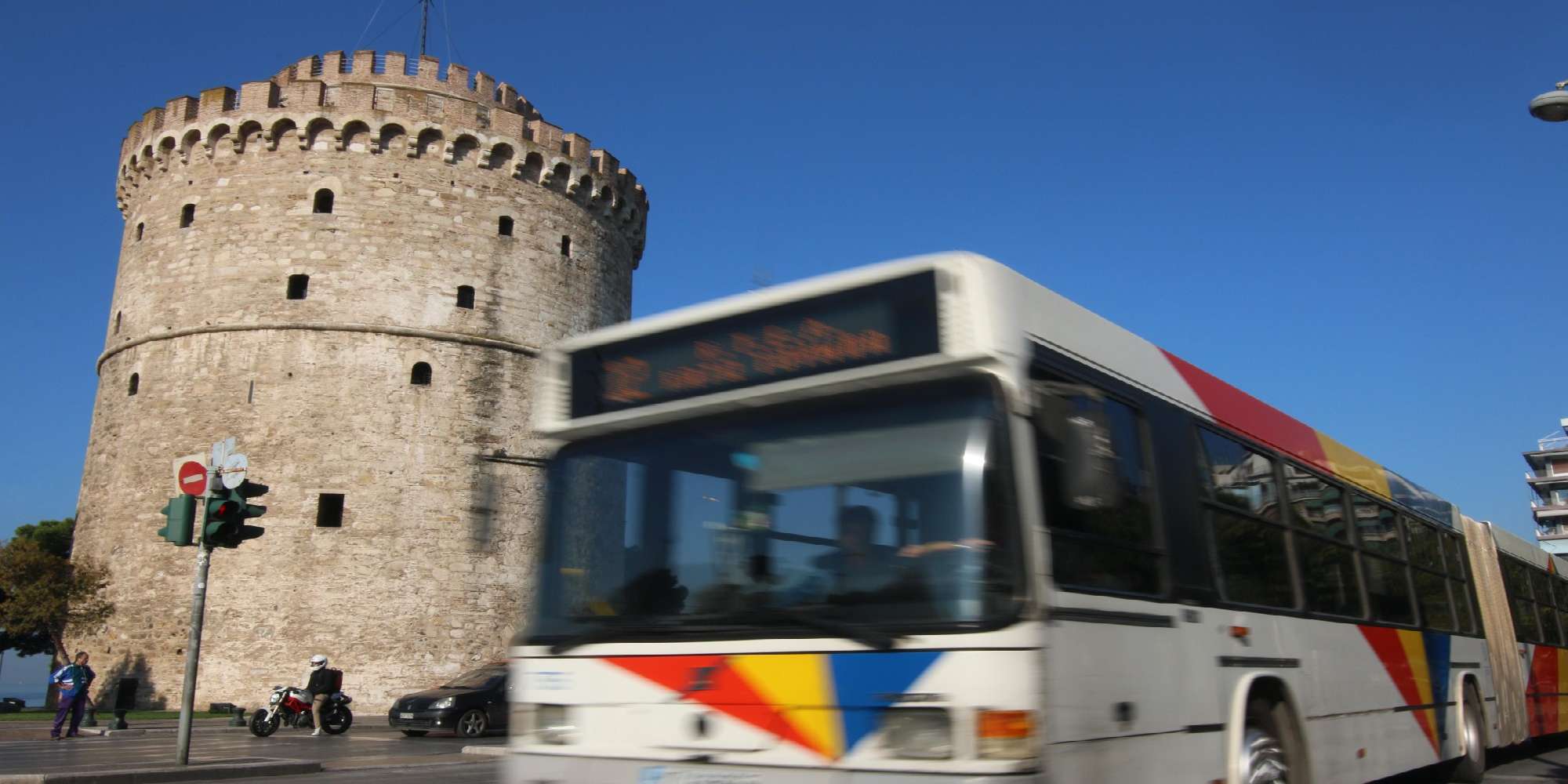 Λεωφορείο του ΟΑΣΘ μπροστά στο Λευκό Πύργο στην Θεσσαλονίκη