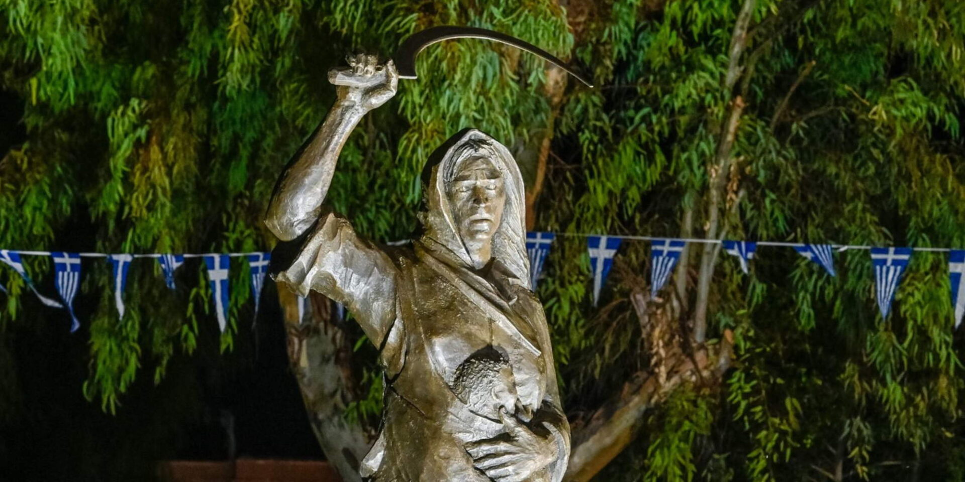 Η δρεπανοφόρος Μανιάτισσα, μνημείο για τη Μάχη του Διρού στη Μάνη.