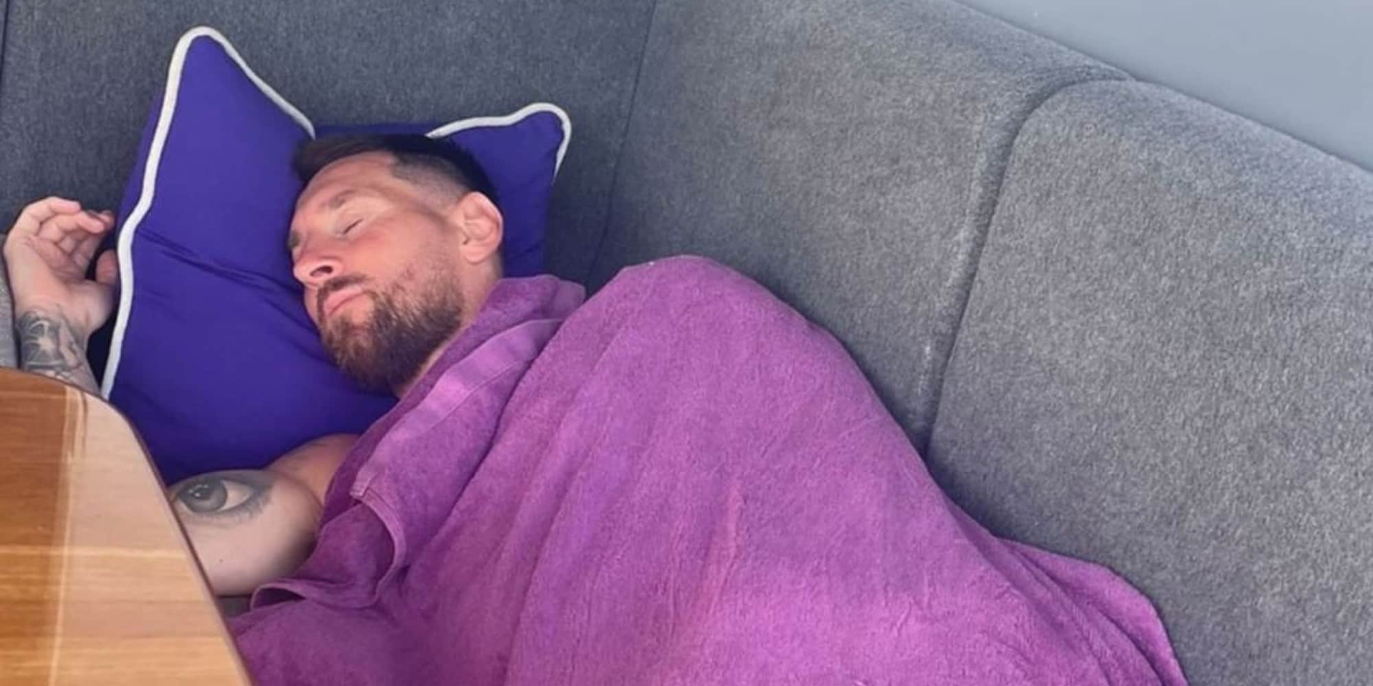 Η viral φωτογραφία του Λιονέλ Μέσι να κοιμάται σε καναπέ