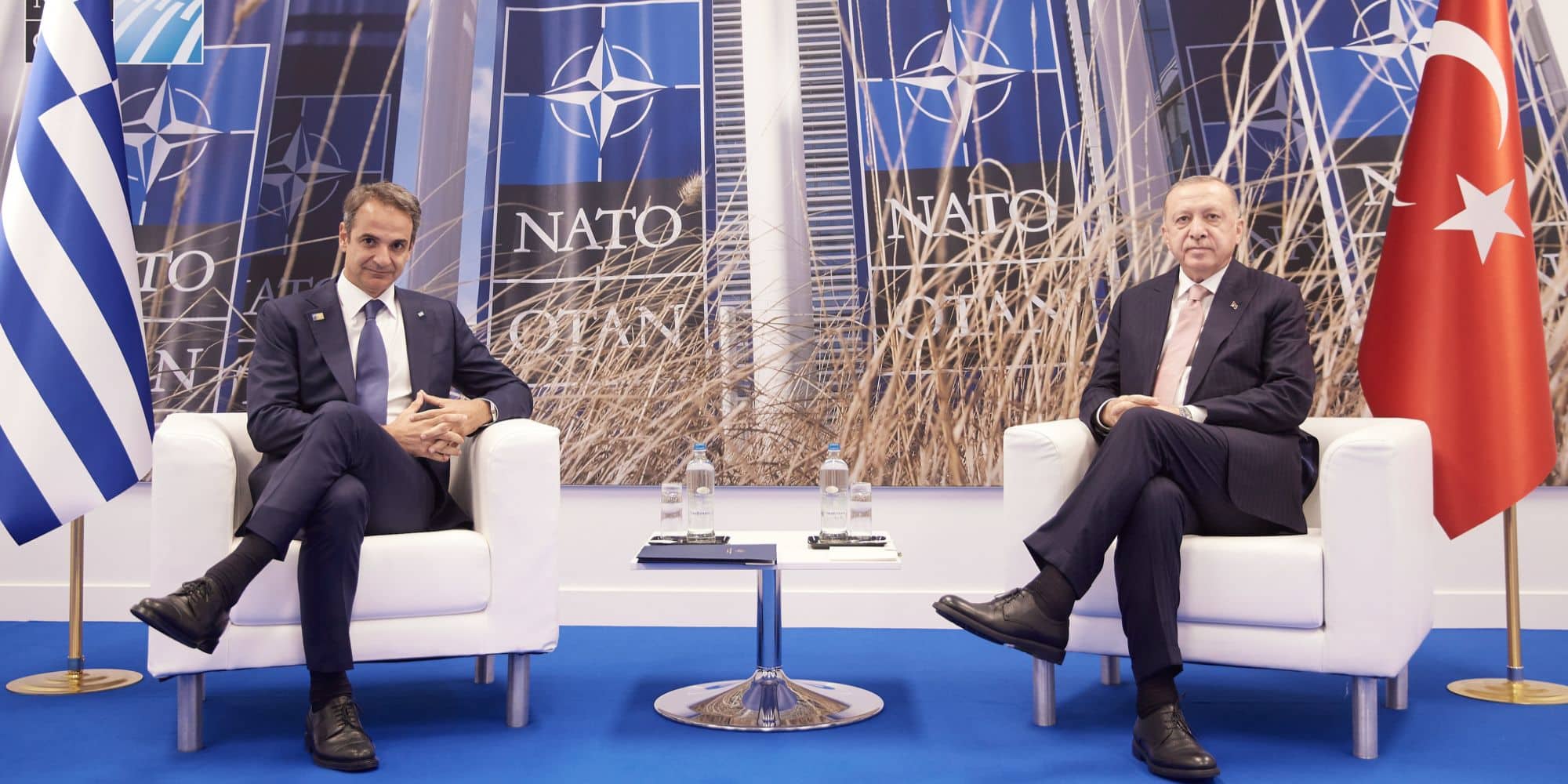Ο Κυριάκος Μητσοτάκης και ο Ρετζέπ Ταγίπ Ερντογάν σε σύσκεψη του ΝΑΤO