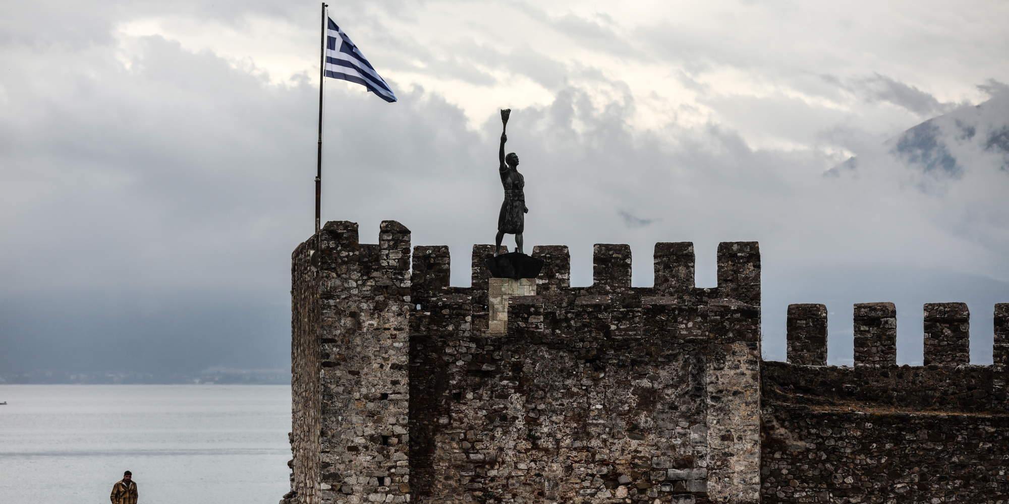 Η Ναύπακτος, το άγαλμα του Ανεμογιάννη στο λιμάνι της πόλης