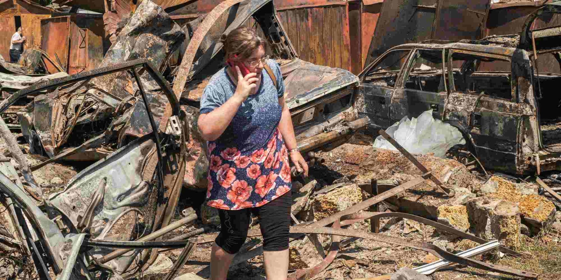 Γυναίκα περπατάει ανάμεσα στα συντρίμμια μετά από ρωσικό βομβαρδισμό