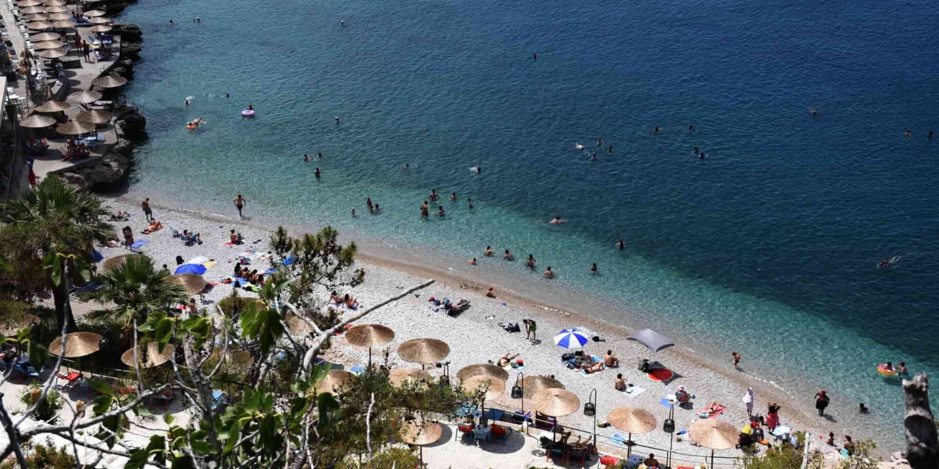 Κόσμος κάνει μπάνιο στην παραλία