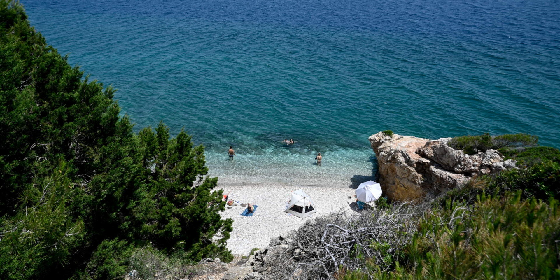 Πανοραμική εικόνα από παραλία της Αττικής με καλοκαιρινό καιρό