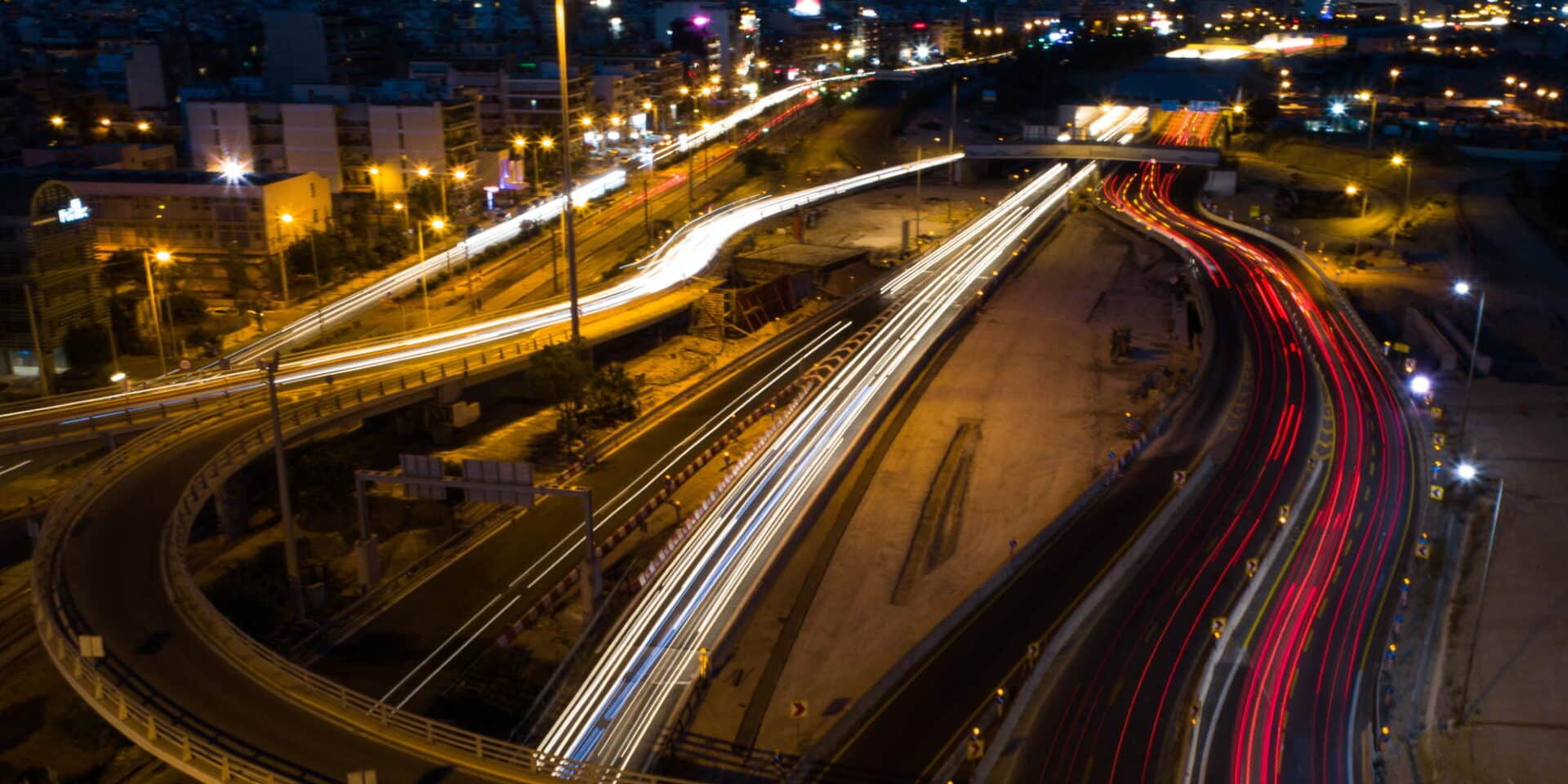 Η παραλιακή φωτισμένη τη νύχτα