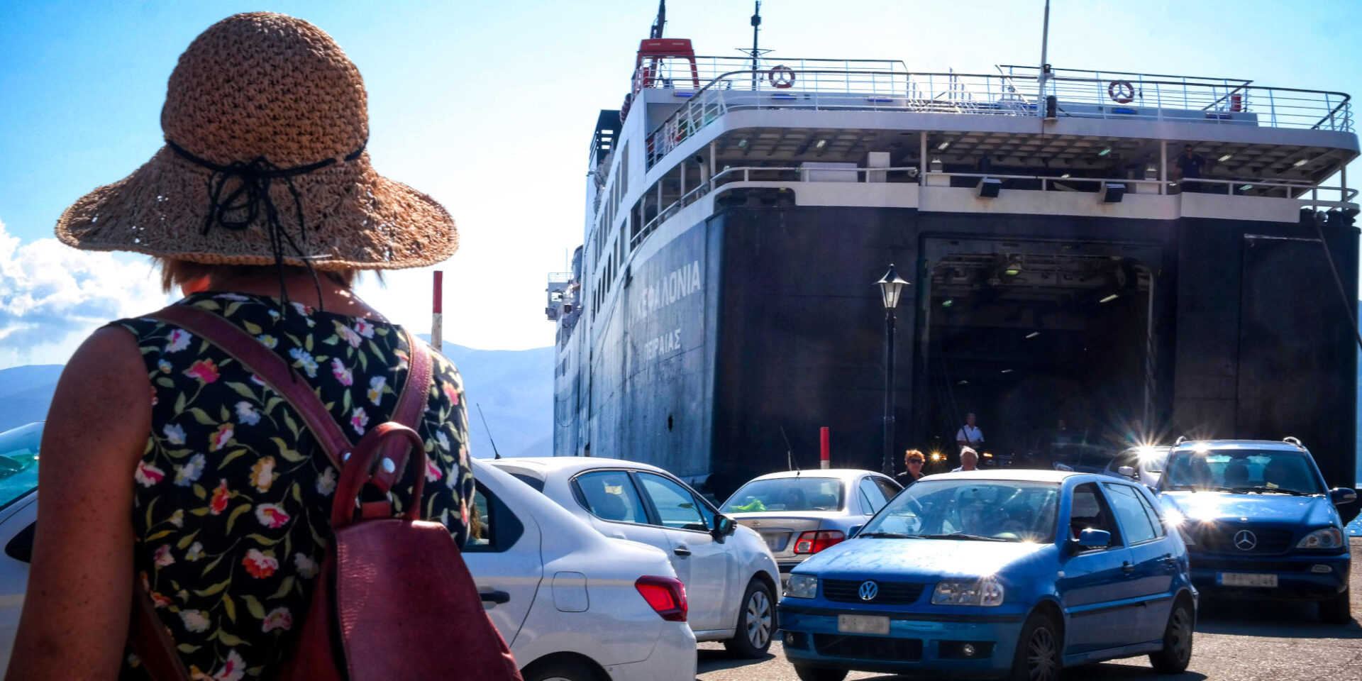 Κόσμος μπαίνει στο πλοίο