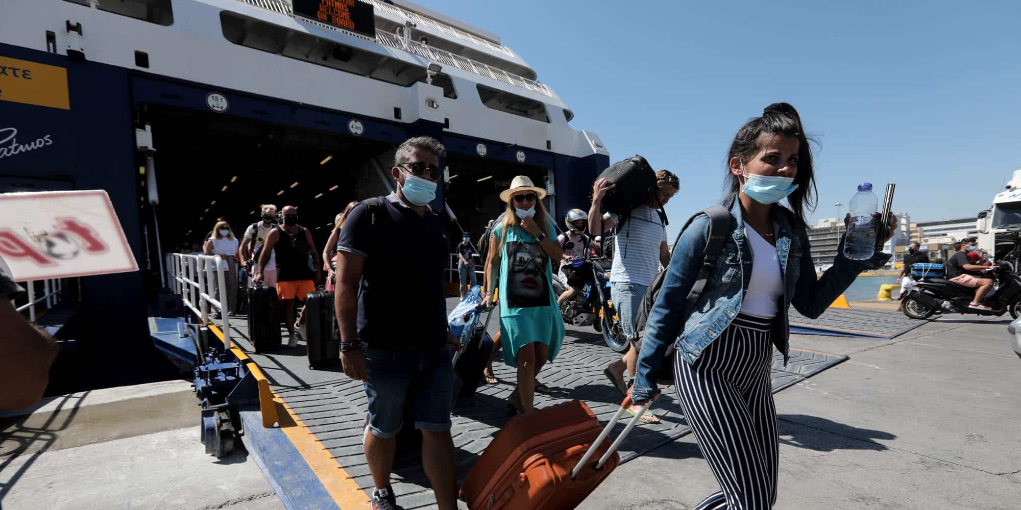 Επιβάτες με μάσκα βγαίνουν από πλοίο της γραμμής