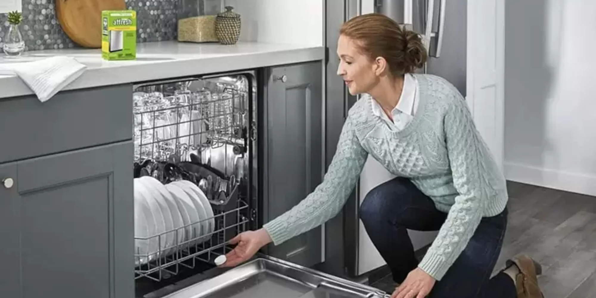 Γυναίκα βάζει πλυντήριο πιάτων