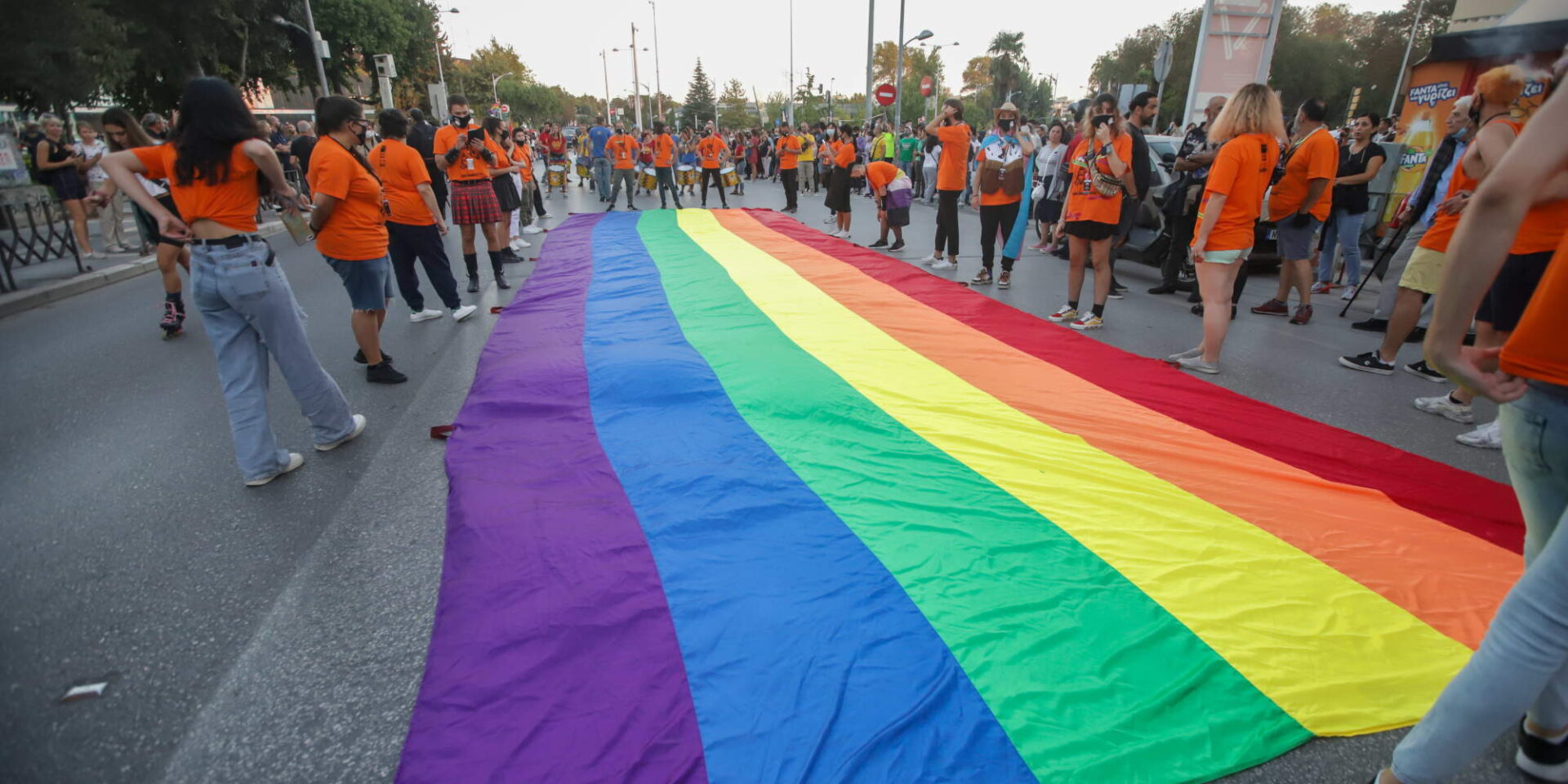 Η σημαία του Pride, με τα έξι χρώματα