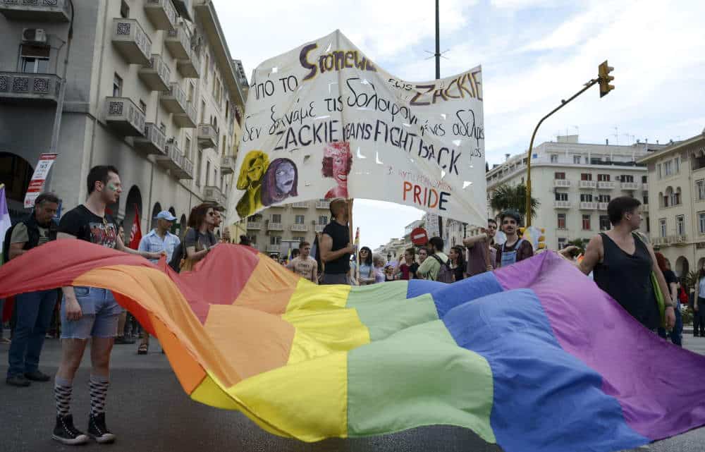 Διαδηλωτές με τη σημαία του Pride