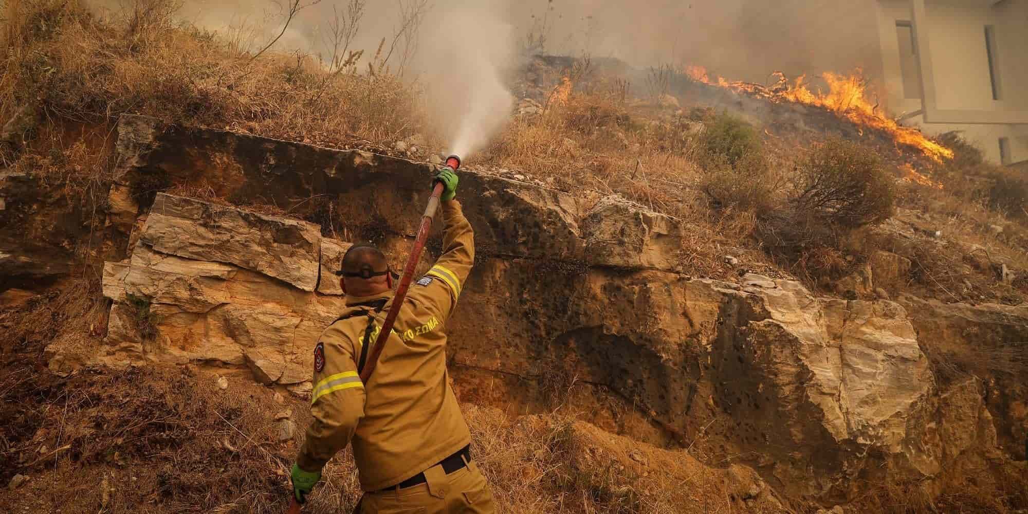 Πυροσβέστης δίνει μάχη με τις φλόγες στην Βούλα