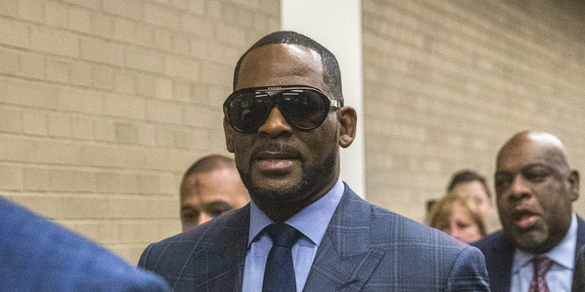Ο ράπερ R. Kelly προσερχόμενος στην πολύκροτη δίκη