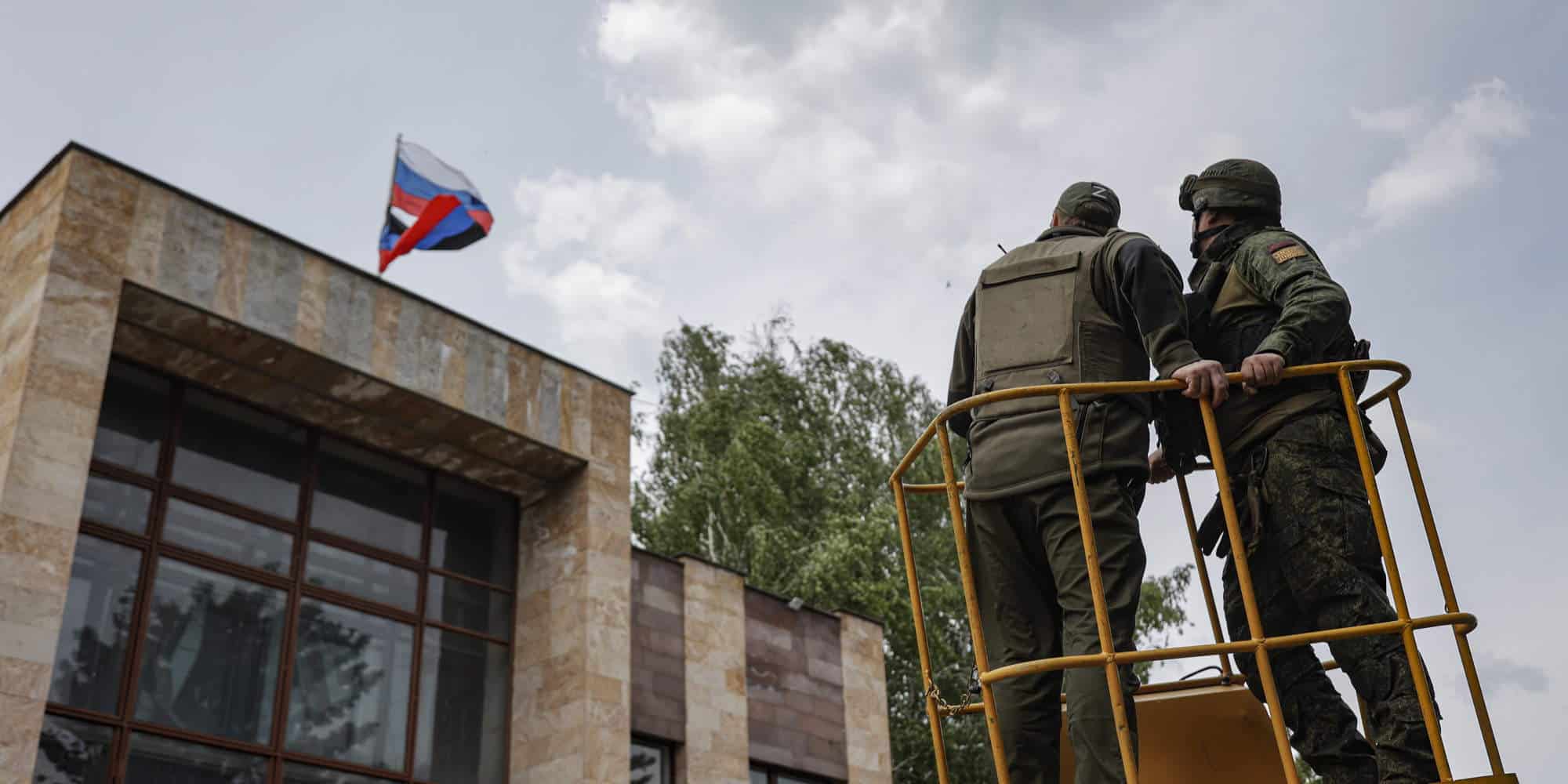 Ρώσοι στρατιώτες υψώνουν τη ρωσική σημαία στο Σεβεροντονέτσκ