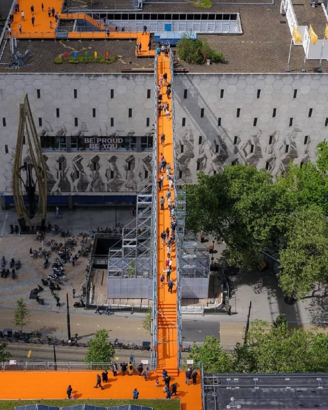 Πορτοκαλί πεζόδρομος γεφυρώνει στέγες κτηρίων και δίνει χρώμα στο Ρότερνταμ