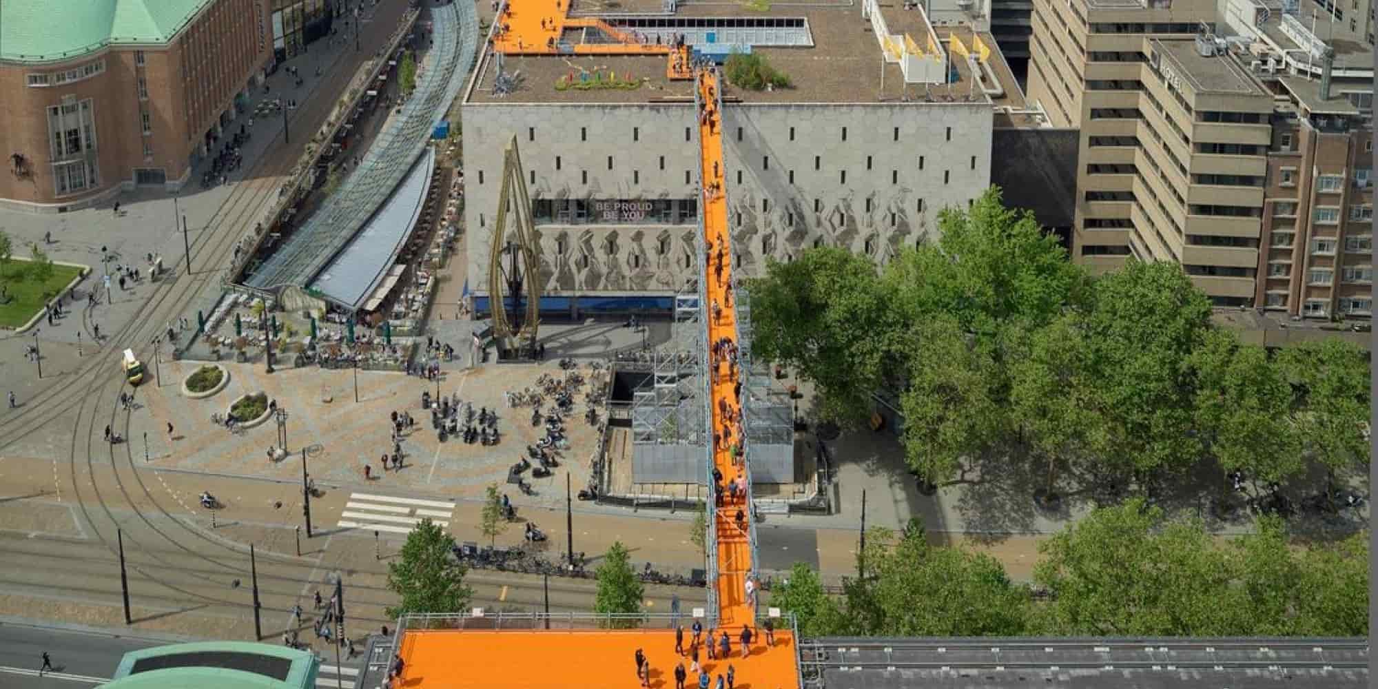 Πορτοκαλί πεζόδρομος γεφυρώνει στέγες κτηρίων και δίνει χρώμα στο Ρότερνταμ