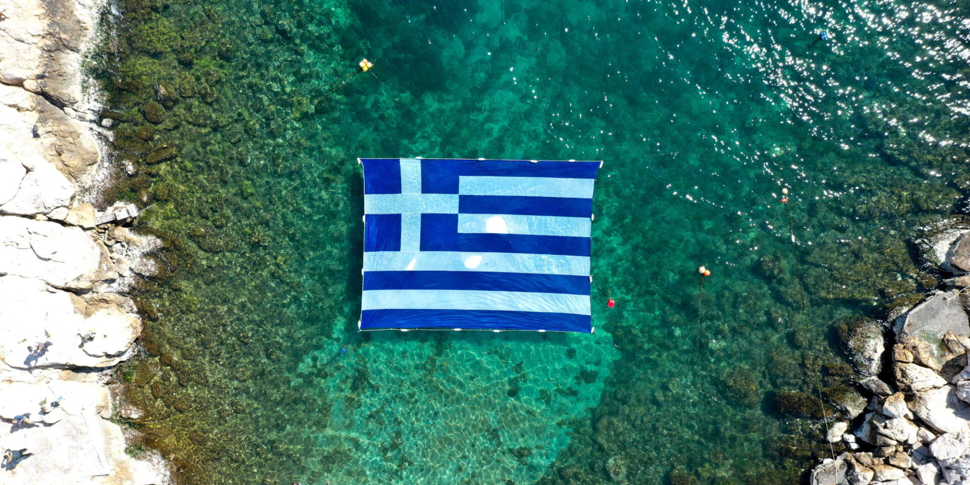 Πανοραμική εικόνα της ελληνικής σημαίας στο νερό