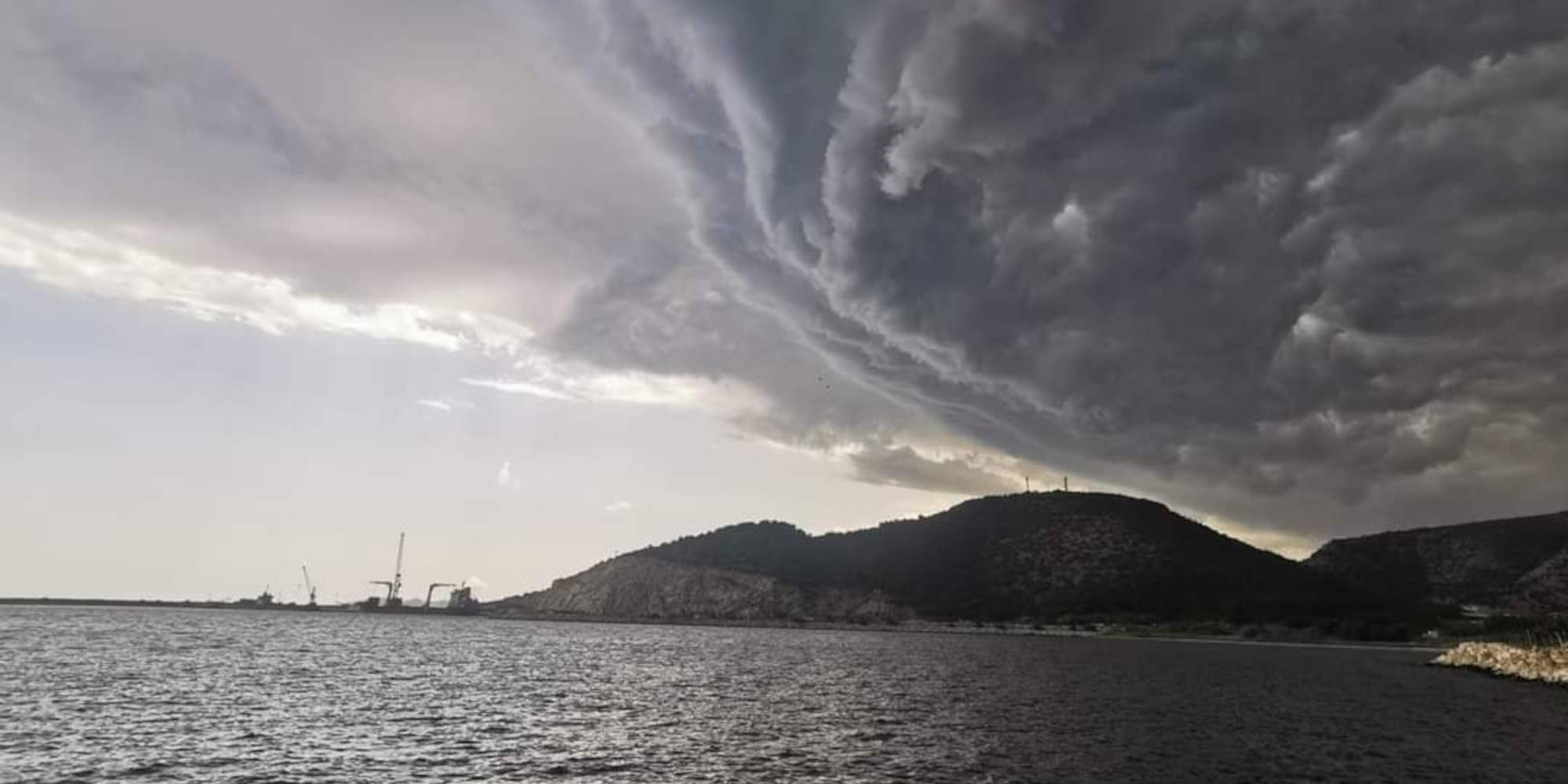 Έκτακτο δελτίο επιδείνωσης καιρού εξέδωσε η ΕΜΥ. Απειλητικό σύννεφο πάνω από την πόλη της Καβάλας