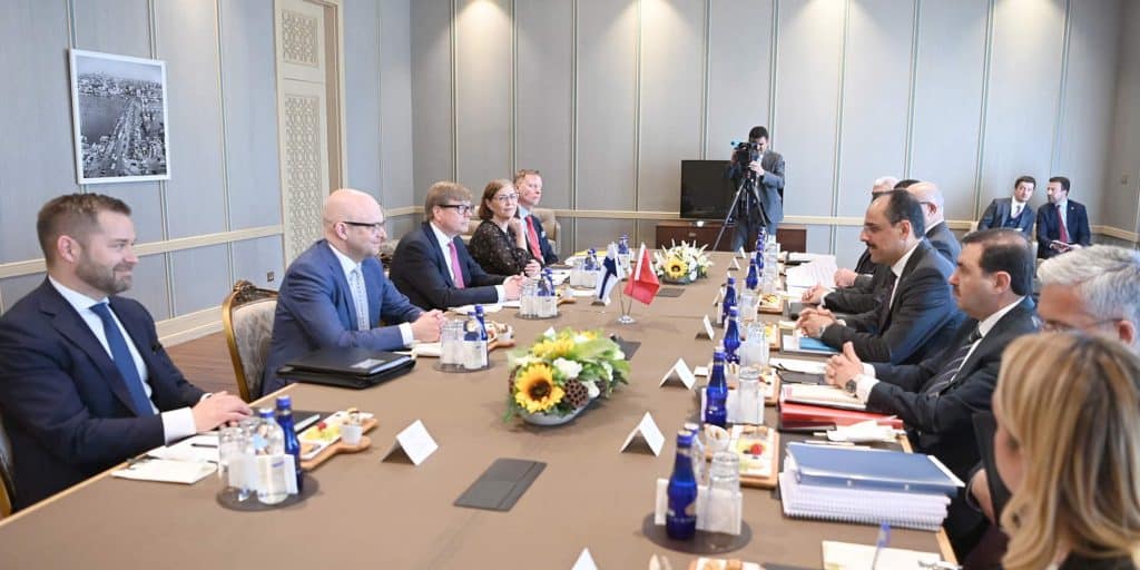 Συνάντηση αντιπροσωπείας της Τουρκίας με εκείνες της Φινλανδίας και της Σουηδίας στα πλαίσια της Συνόδου του ΝΑΤΟ