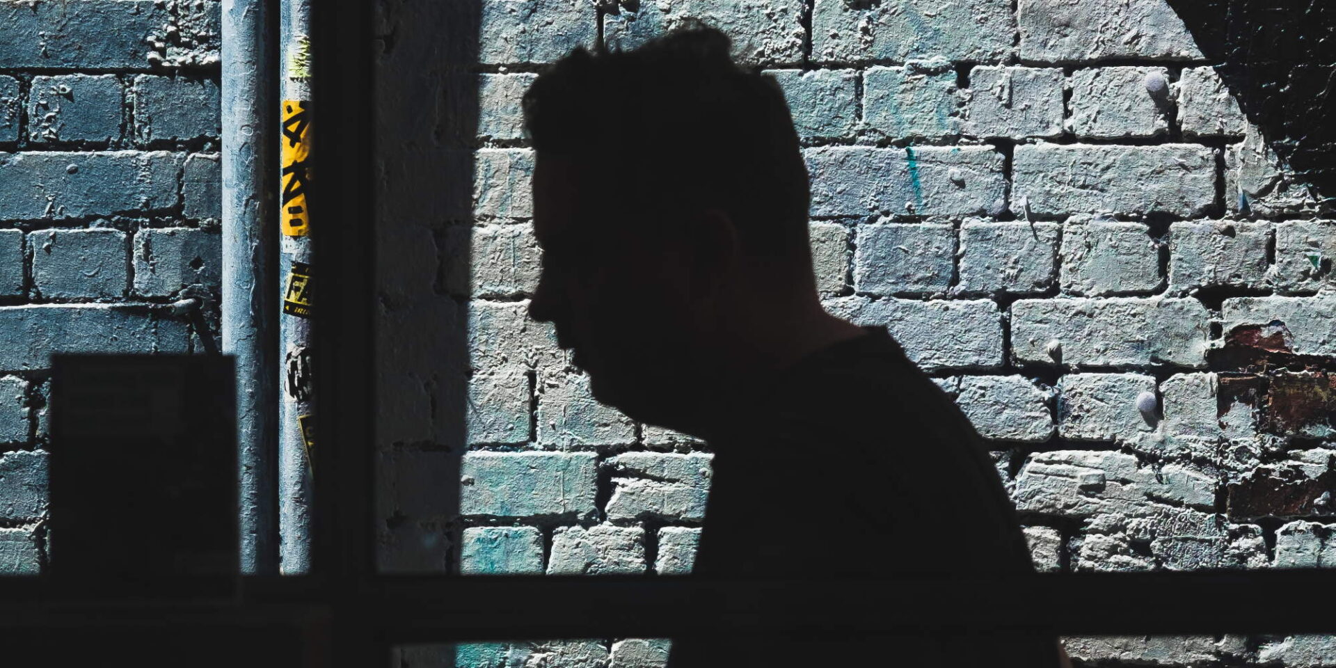 Σκιά άνδρα με φόντο έναν τοίχο