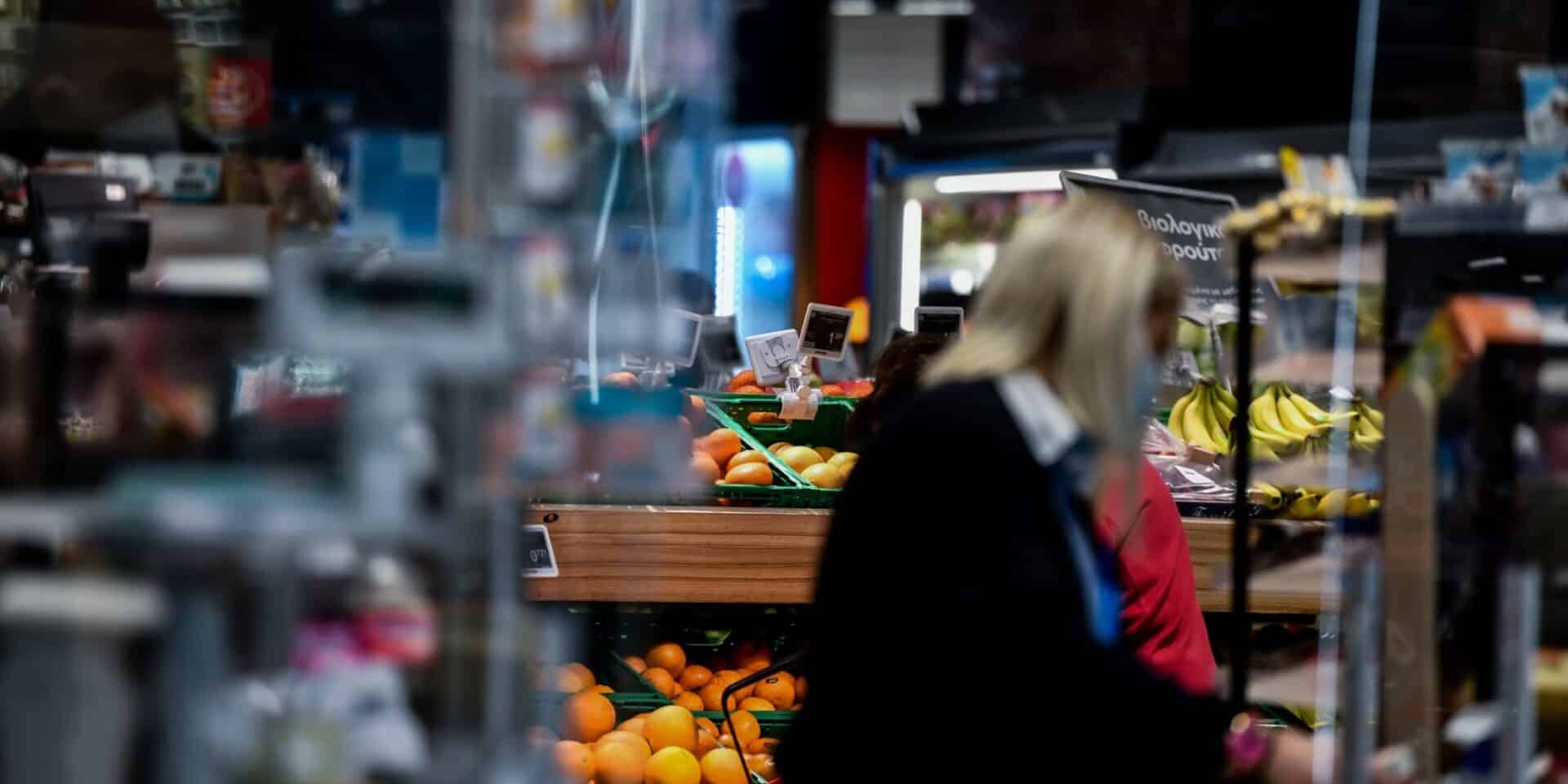 Γυναίκα σε σούπερ μάρκετ