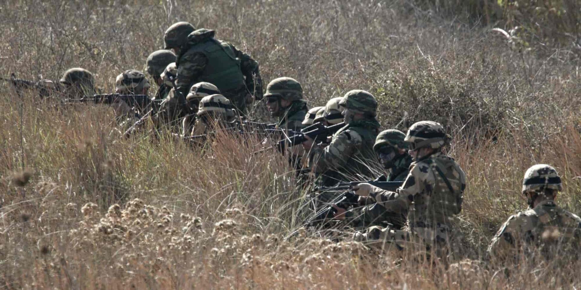 Άνδρες του στρατού ξηράς σε άσκηση